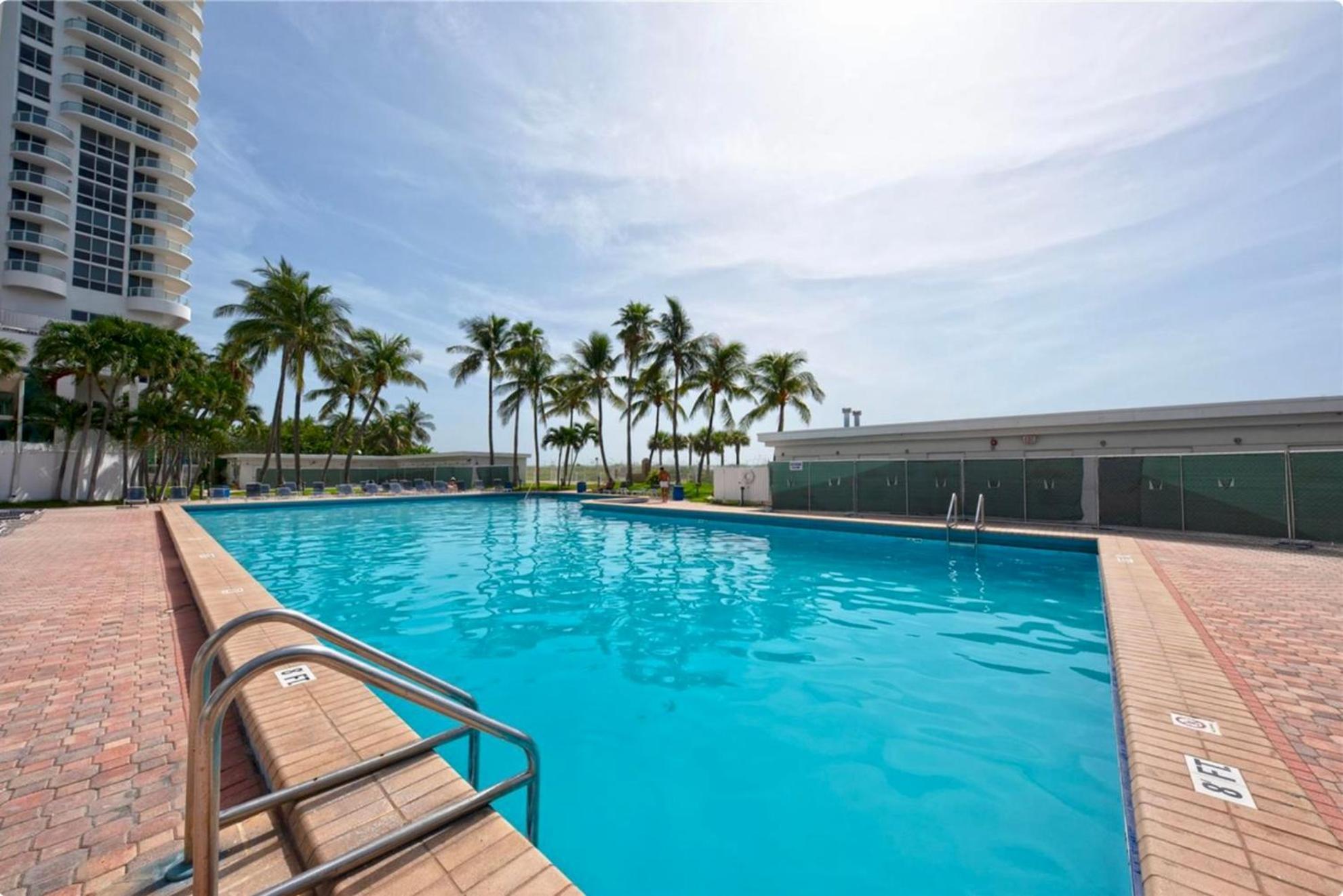 Directly On The Beach With Pool & Parking Miami Beach Exterior photo